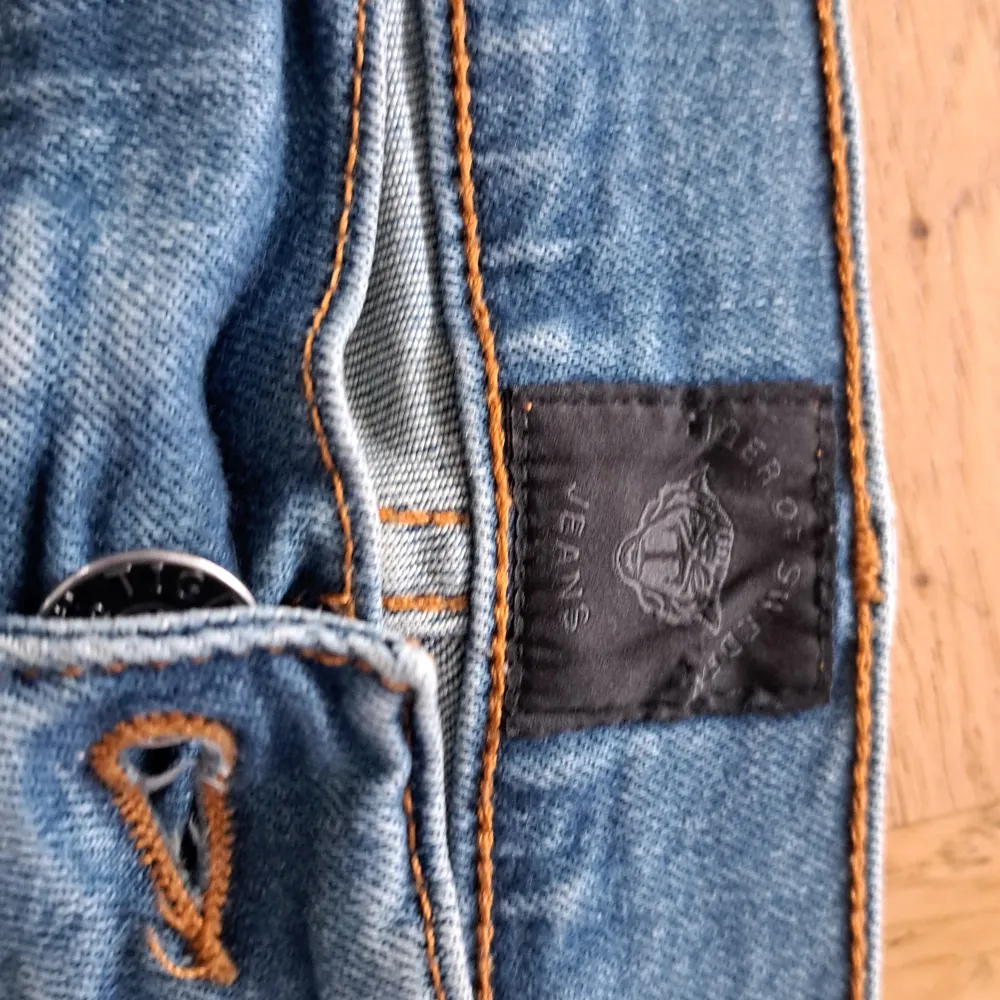 Säljer nu ett par jeans från tiger of sweden skicket på byxorna är 8/10 . Jeans & Byxor.