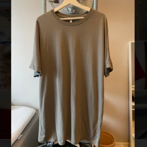 Oversized t-shirt - Oversized t-shirt i storlek 34, lite längre också