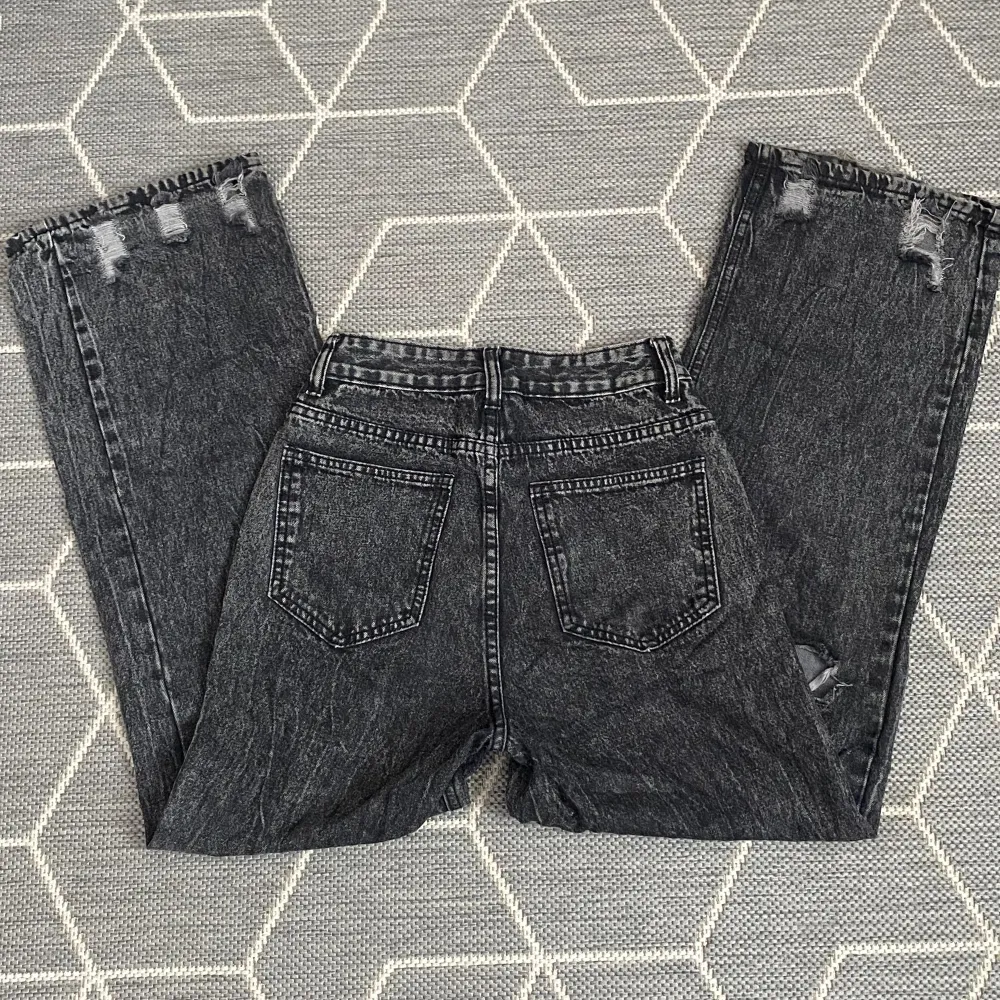 Gråa jeans high waist jeans💕inga defekter förutom att dem är lite nertrampade på höger sida💕kom privat för mer information!. Jeans & Byxor.