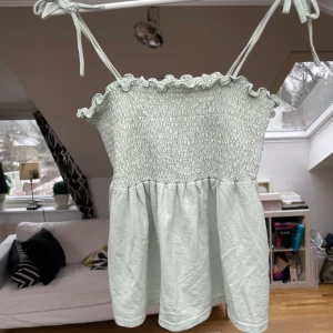 Sommarlinne, Sommartopp - Superfint sommarlinne i ljusgrön färg som knappt är använd. Ifrån Vero Moda i storlek L men skulle säga att den passar S/M. Använd gärna ”köp nu”💓💓