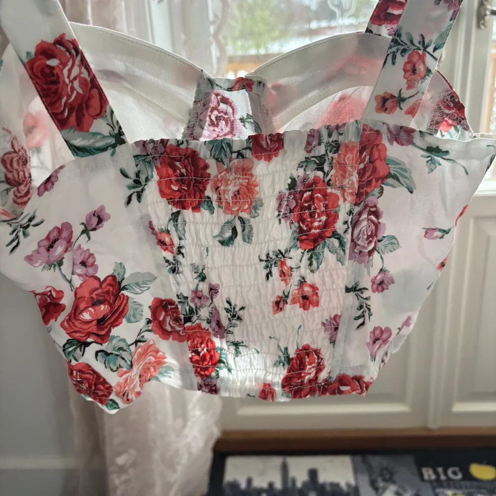 Supergulligt linne med blommor på.  Använd typ 2 ggr  Matchande kjol säljer jag också🥰  Båda kostar sammanlagt 140kr men jag kan sälja för 100kr om man köper både kjolen och toppen💕. Toppar.