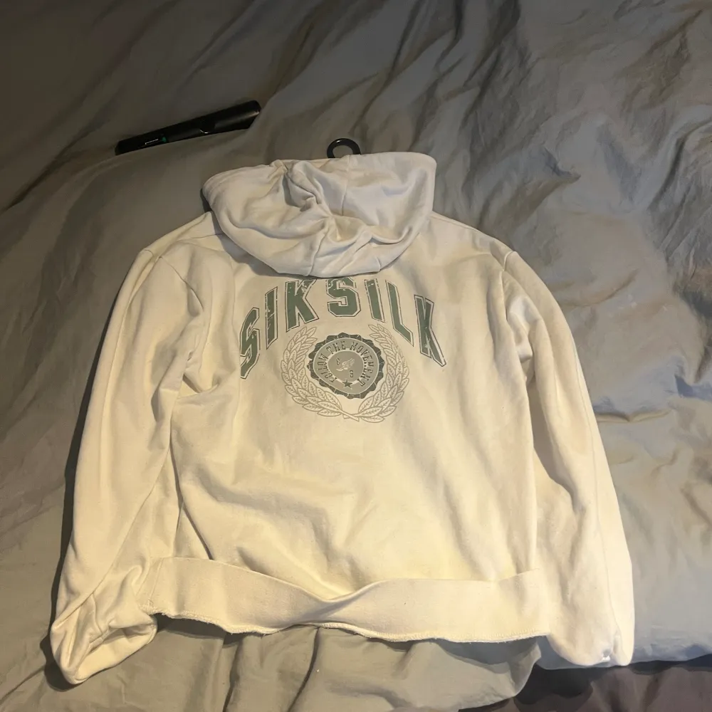 Använd SikSilk Hoodie storlek M. Färg  vit. Finns byxor till så skriv kan man lösa en deal för båda. Mvh.. Hoodies.