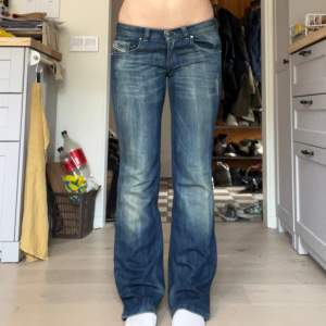 Superfina mörkblå lågmidjade diesel jeans i bra skick! Storleken är W29 L30 men skulle säga att de är rätt små i storleken. Midjemått: 77 cm, innerbenslängd: 77 cm. Skriv om du har fler frågor!🫶