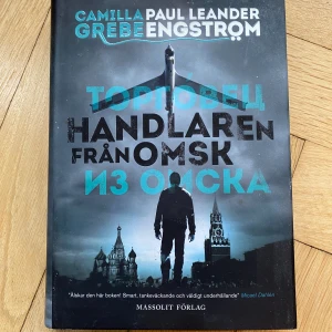 Handlaren från Omsk av Camilla Grebe och Paul Leander-Engström - Inbunden, använt skick