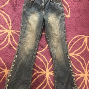 Olika jeans  - Olika jeans, fråga om pris och mer detaljer:)