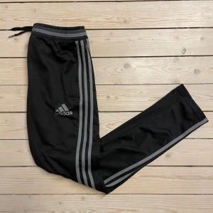Adidasbyxor  - Adidas tränings byxor i XS De är i mycket bra skick. Har dragkedjor vid fötterna. Kontakta privat ifall intresserad för mer info