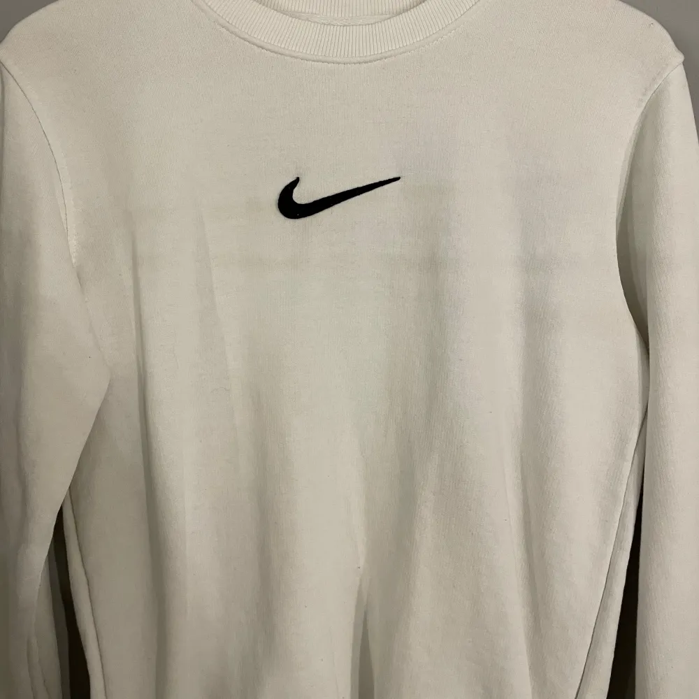 Säljer den här Nike tröjan då den inte kommer till användning 💓. Hoodies.