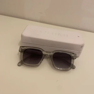 Chimi 04 - Ett par stilrena Chimi 04 i färgen Grå. Passar super nu till våren/sommarn. Säljer pga att de ej används. 