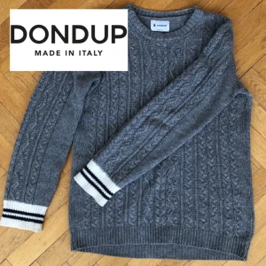 Stickad dondup tröja - Säljer denna skit snygga och unika tröja från dondup. Storleken är M och skicket är i princip nyskick! (9/10)  Hör av er vid frågor! /Ivar