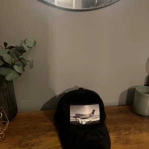 Svart Keps - Svart keps med coolt tryck i sammet. Inga fel på den alls! Skriv för fler bilder , kan möjligen mötas upp i Gbg Mvh Liam😁