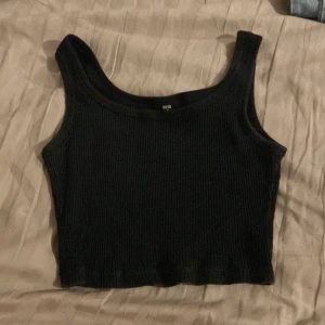 Tanktop  - Köpte detta 3 år sen. Täcker över naveln och sitter tajt. Bra material 