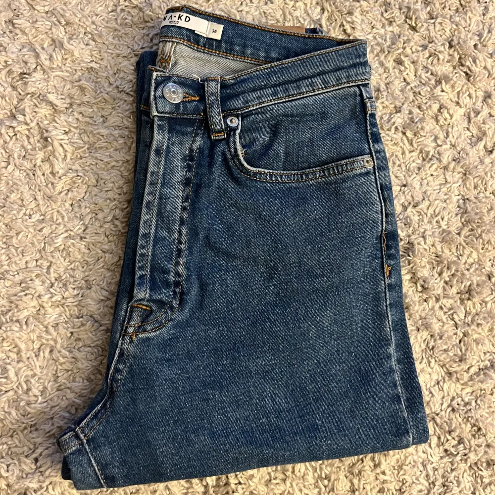 Knappt använda jeans i nyskick från Na-kd i storlek 36!. Jeans & Byxor.