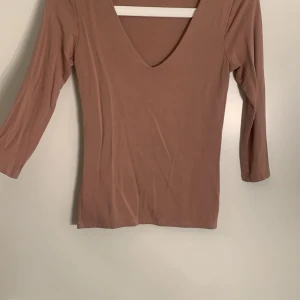 rosa/brun tröja - Tröja, armarna är medel långa (ungefär till armbågarna)