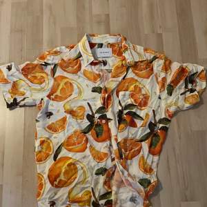 En härlig Vailent skjorta med apelsiner på som passar till sommaren. Pris kan diskuteras!