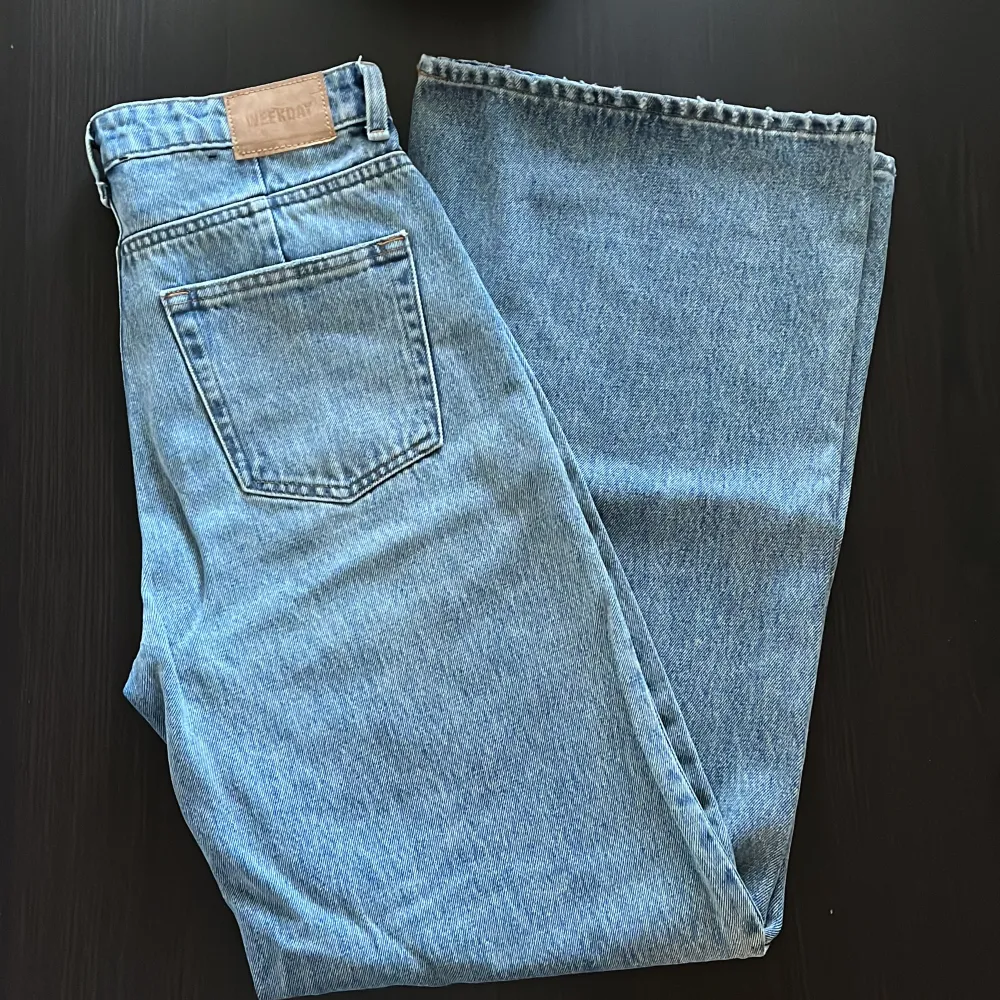 Nästan aldrig använda mellanblåa jeans i bra kvalitet. . Jeans & Byxor.