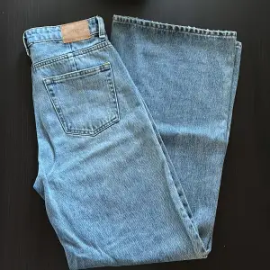 Nästan aldrig använda mellanblåa jeans i bra kvalitet. 
