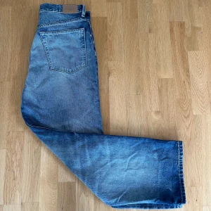 Jeans - Hej, jag säljer nu dessa jeans från Weekday i modellen ”Galaxy Loose Straight Jeans”. Storlek: W30 L32 Jeansen är använda ett fåtal gånger och är i gott skick.