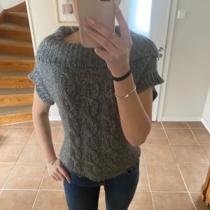 Stickad tröja  - Jättefin stickad tröja som är köpt second hand för längesen. Det står storlek 42 men passar mig som brukar ha S. Perfekt nu till våren 