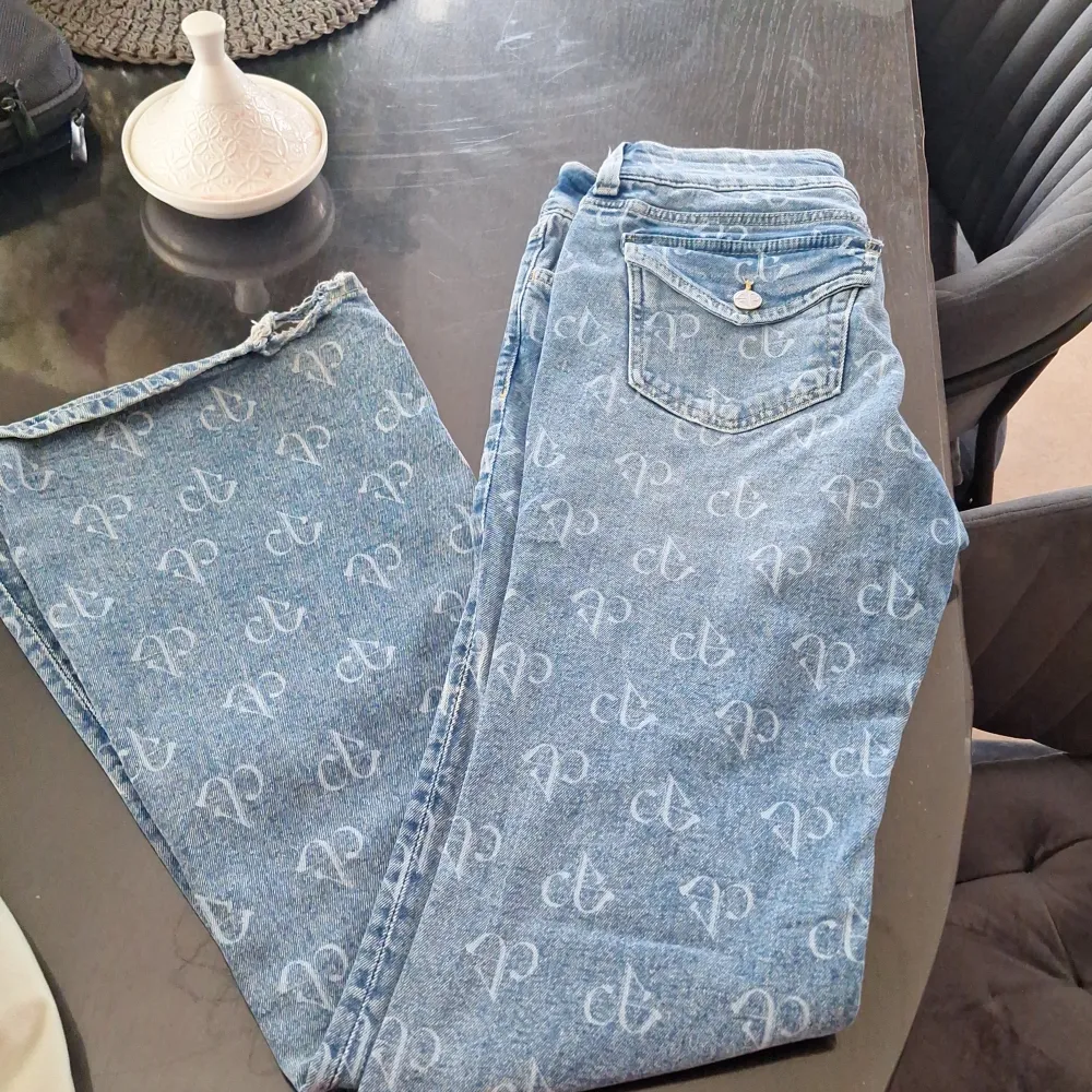 Hej! Jag säljer dessa låg midjade jeans från h&m! Dom är lite slittna vid hälen (bild fem) . Jeans & Byxor.