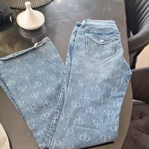 Hej! Jag säljer dessa låg midjade jeans från h&m! Dom är lite slittna vid hälen (bild fem) 