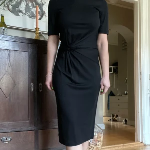 Klänning från Tiger of Sweden i stl S - Superfin klänning från Tiger of Sweden i stl S Nypris 2799kr Säljes för 900kr Perfekt skick Modellen på bilden är 163cm lång och väger 53 kg