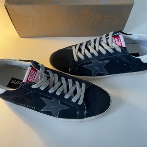 Golden Goose - Ett par snygga mörkblå Golden Goose i riktigt bra skick. Storlek 42. Skriv provat för frågor och liknande!