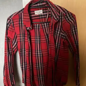 Rödrutig skjorta med storlek 164 Märker är holly  whyte från LINDEX