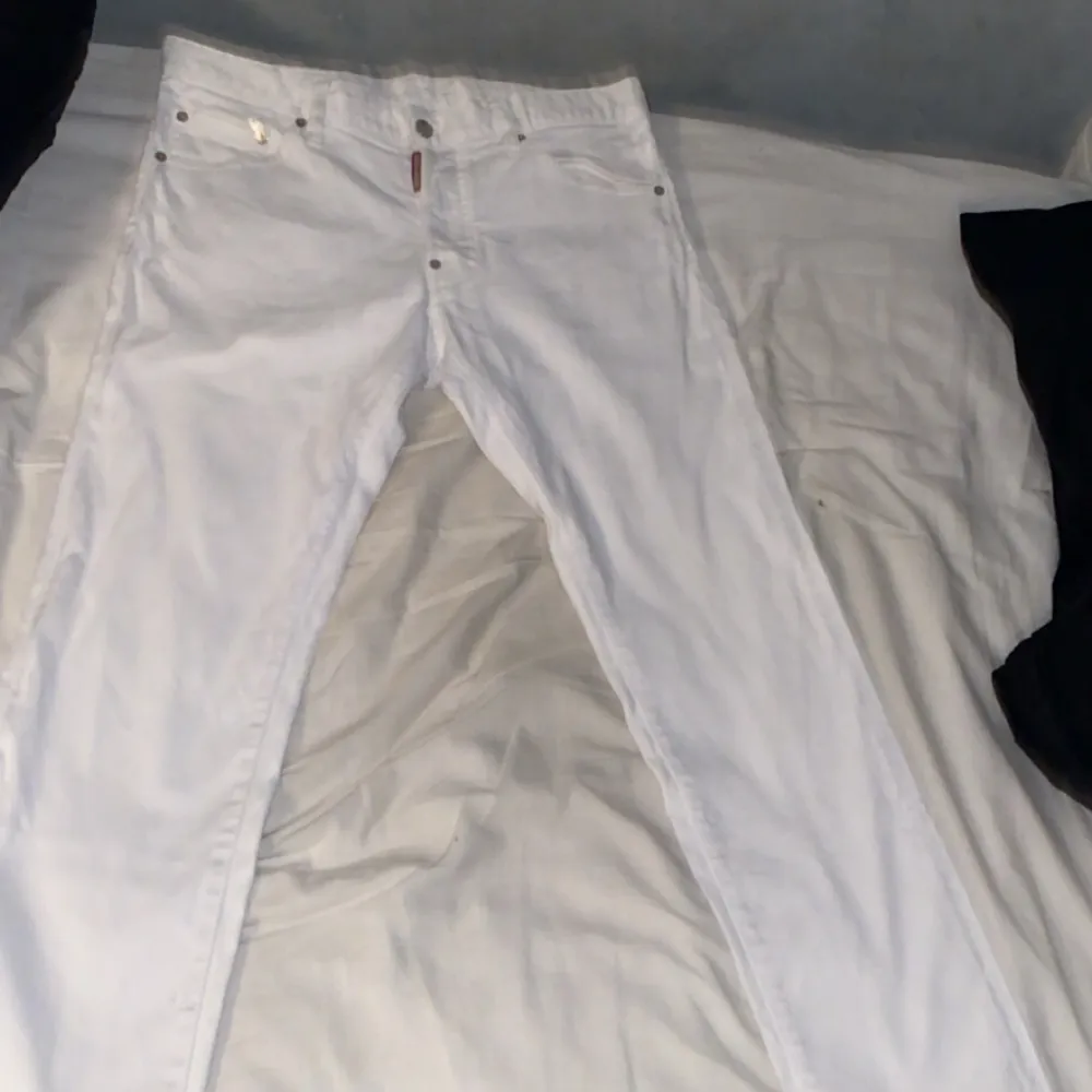 Dsquared 2 byxor vita säljs pågrund av de inte kommer till användning de är storlek 48. Jeans & Byxor.