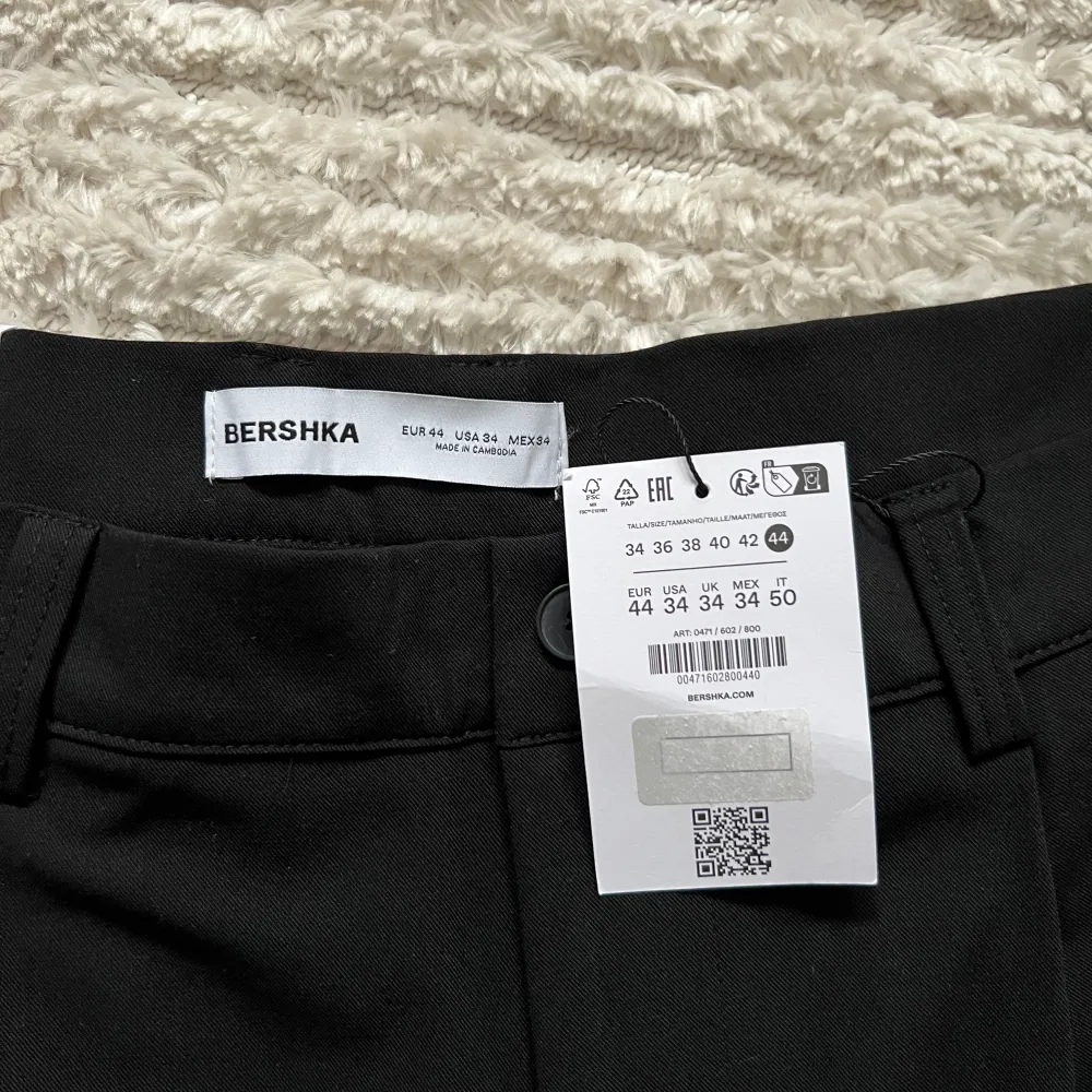 Oanvända kostymbyxor från Bershka med prislapp kvar. Nypris 400kr, mitt pris 229kr.😊. Jeans & Byxor.
