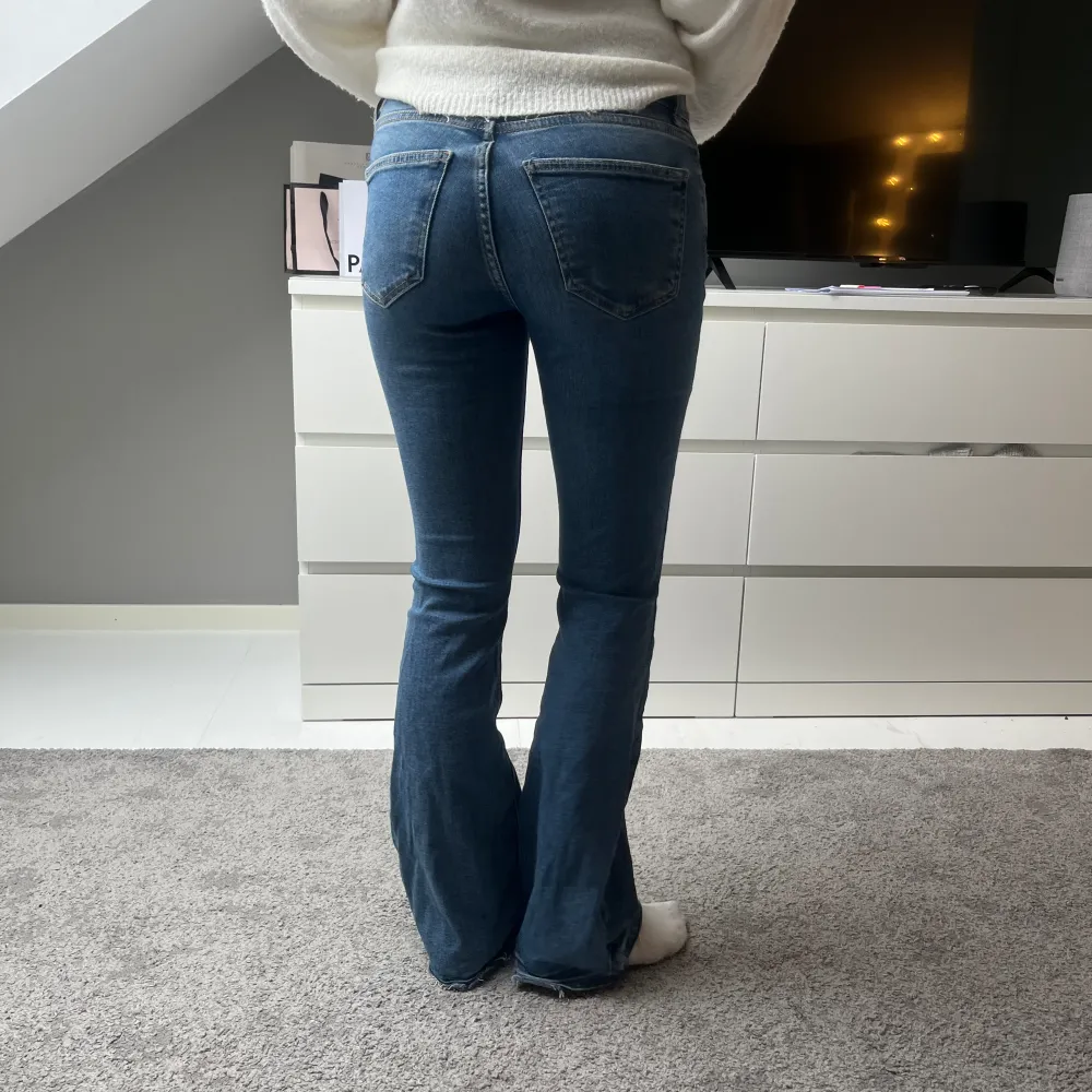 Fina jeans som bara inte kommit till användning❤️ low waist storlek 34. Jeans & Byxor.