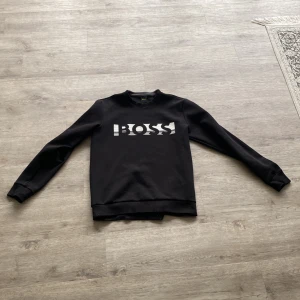 Hugo boss sweatshirt  - Storlek: M Skick: 9/10 som ny.  Priset är inte bestämt!