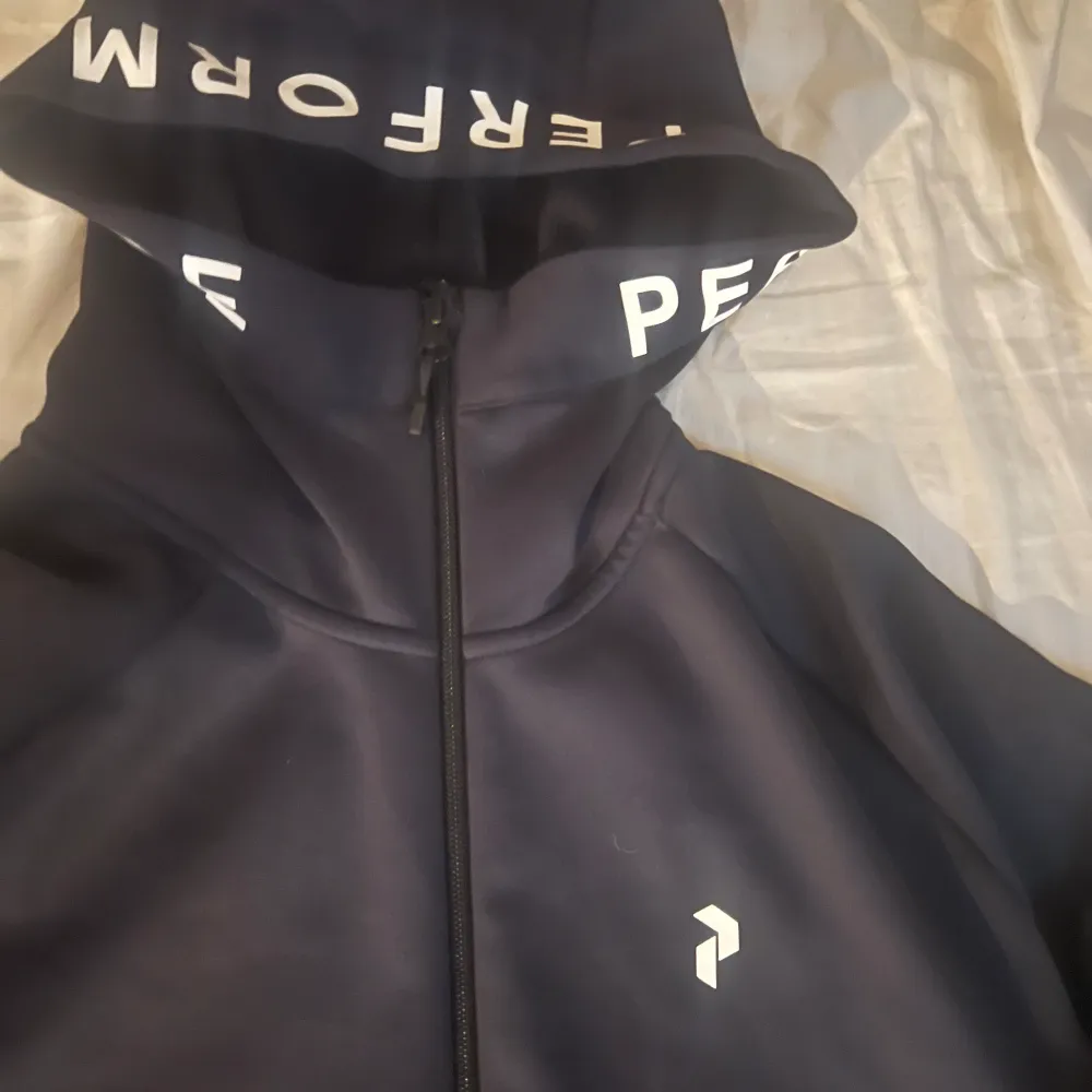 Riktigt snygg peak hoodie typ som ny inga defekter så vitt jag vet säljer då den inte kommer till användning pris kan diskuteras.. Hoodies.