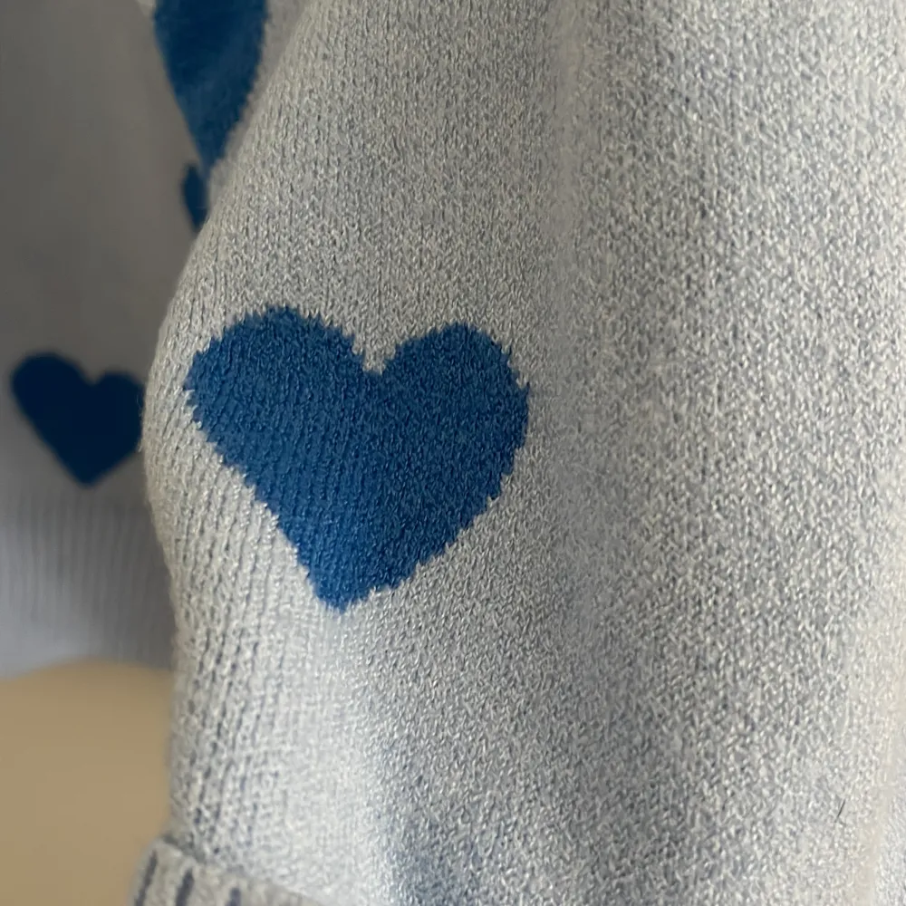 Babyblå tröja med hjärtan från Shein, storlek L 40/42. . Stickat.