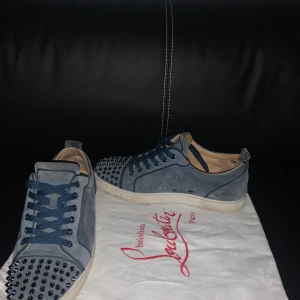 Louboutin Skor - Säljer nu mina tvär feta loubs i en väldigt unik färg. Skorna är mycket fint skick  skulle säga 9/10, dem är storlek 42 men passar mig perfekt som har 43. Nypris på dessa är ca 9000 kr och jag lägger ut dessa för 4400!!