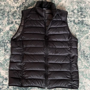 Uniqlo väst - Säljer min sjukt feta väst från uniqlo! Den är i riktigt fint skick och bara använd ett fåtal gånger. Nypris 600 mitt pris 349! Storlek S sitter som xs/s