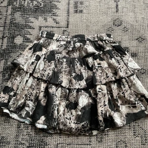 Kjol - Så fin volangkjol från iro 🐠storlek 36