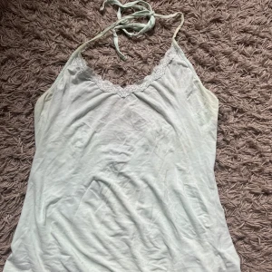 Spets halterneck  - Halterneck linne med fina spets detaljer från Gina tricot som inte säljs längre. Lite genomskinlig! 