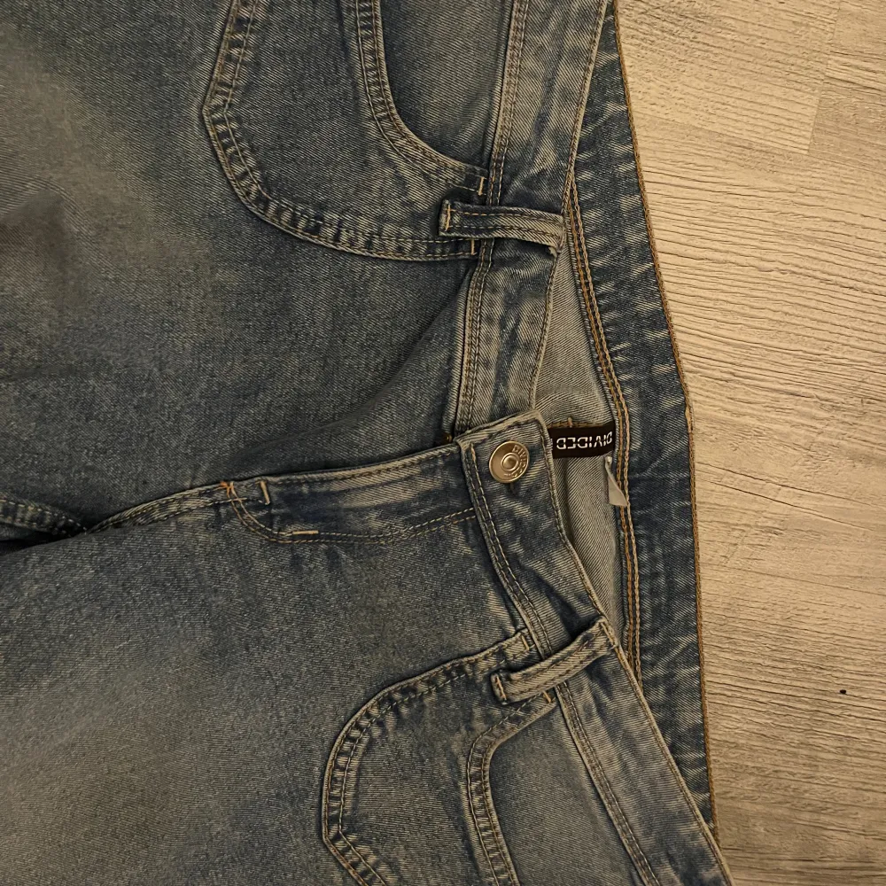 Blå låga bootcut jeans från hm använd max 2 gånger.. Jeans & Byxor.