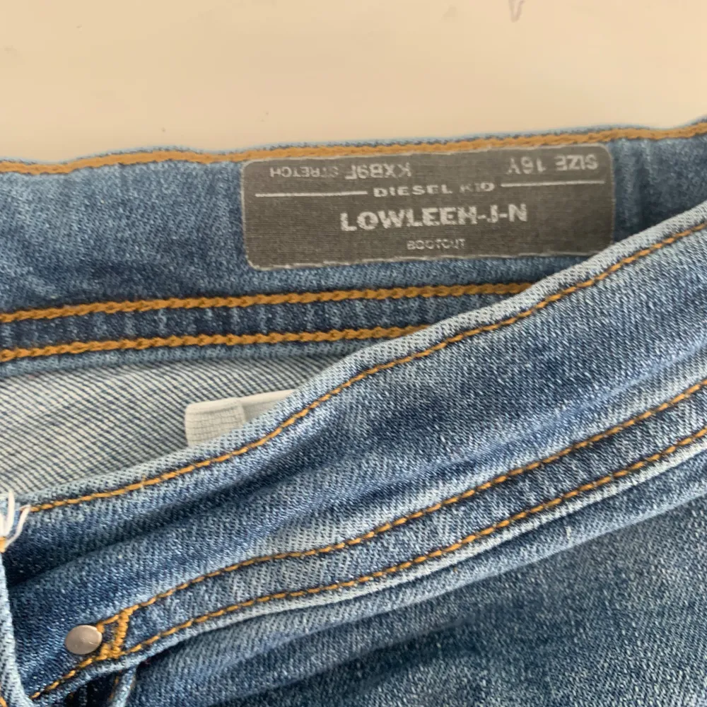 Supersnygga jeans från Diesel😍passar som en storlek 36, och är lite korta på mig som är 173. Skitsnygg modell, superbra skick(sparsamt användkr och jättebra kvalitet.👌🏻kontakta privat för mer information eller bilder💗. Jeans & Byxor.