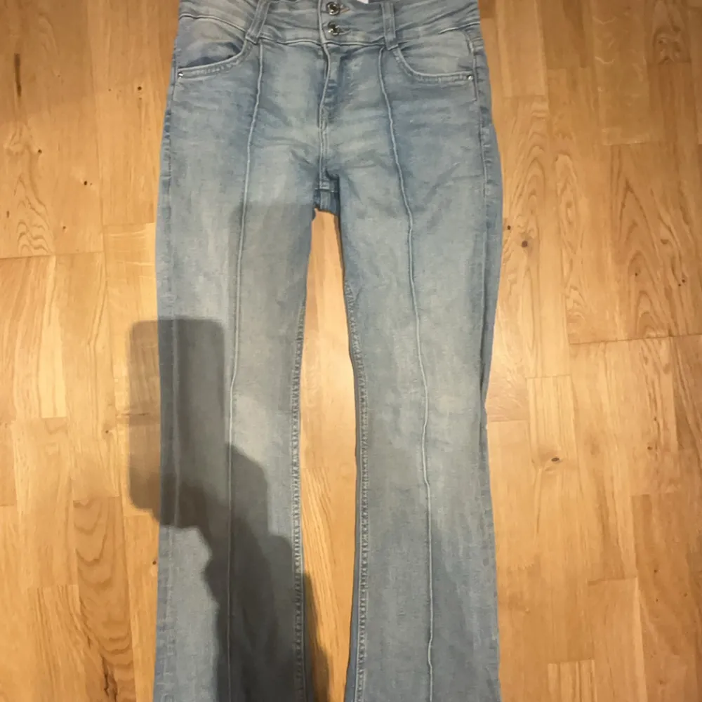 Säljer ett par ljusblåa lågmidjade jeans från bershka i storlek 36, jeansen är väldigt stretchiga!. Jeans & Byxor.