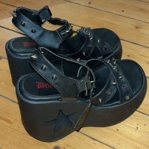 Demonia dynamite 02 - Säljer mina demonias dynamite- 02. Endast använda en gång men har ett litet märke på sulan som man kan se på bilden. Annars i topp skick🩷 