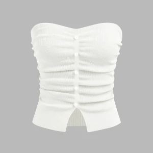 Vit topp med pärlor - Säljer denna superfina tubetop som passar jättebra till sommaren! Aldig använd, tillkommer en extra pärla ifall någon skulle komma av💕