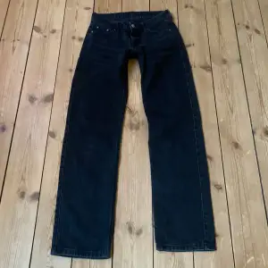 low/midwaist jeans från weekday i modellen ”arrow”. använda 1-2 gånger, så i fint skick💕postar/möts upp i centrala stockholm:)