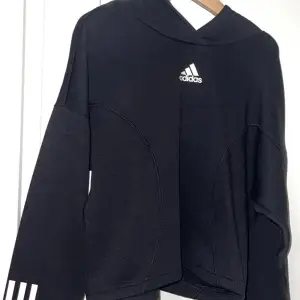 Helt ny barn adidas tröjan, prislappen är kvar, aldrig använt den storleken står det 13-14år 