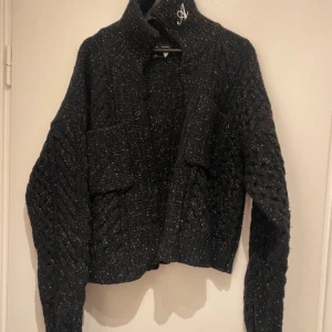 Alex Arigato kofta Stl M  - Väldigt fin Arigato kofta, en kofta som kan passar vem som helst. Pris kan diskuteras vid snabb affär! 