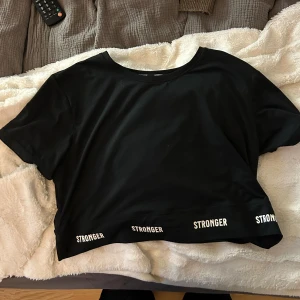 Stronger tröja - Den är i storlek M men sitter som XS/S. Den ser ut som ny, då den inte är använd så många gånger.