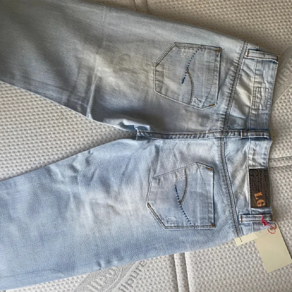 Helt nya och oanvända skitsnygga ljusblå bootcut jeans. Innerbenslängd ca 80 cm och midjemått tvärs över ca 35-36 cm 💗 kan tyvärr inte visa bilder på då de inte passar mig! Vid vidare funderingar tveka inte att kontakta mig :). Jeans & Byxor.