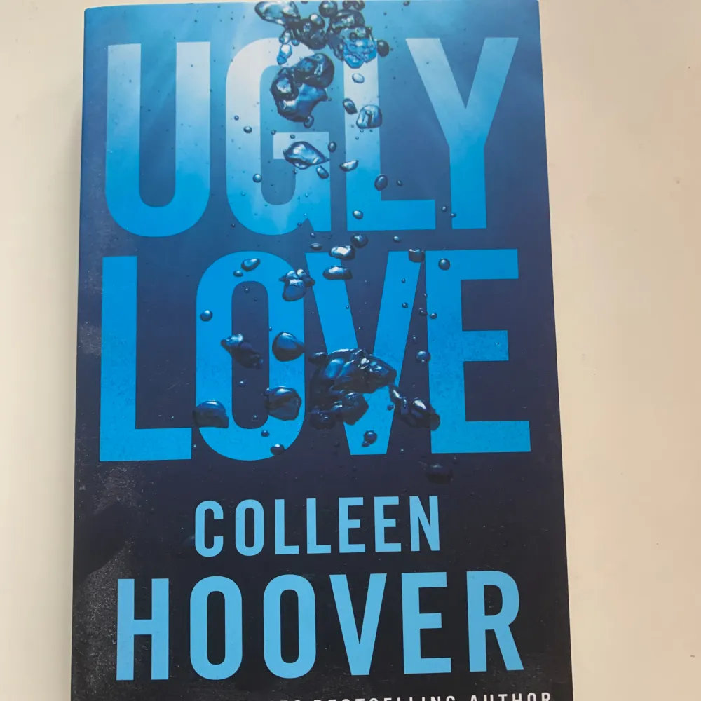 Bok av Colleen Hoover på engelska, i bra skick . Övrigt.