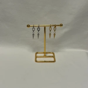 Örhängen  - Finns i guld och silver Köp för 99kr/st Eller 185kr/ paret. Modell 151 Smyckes ställningen finns även att köpa för 299kr!