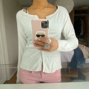 Vit kofta - Superfin vit kofta 🤍🤍 kan stryka innan frakt 💕💕 perfekt nu till våren/sommaren ☀️☀️